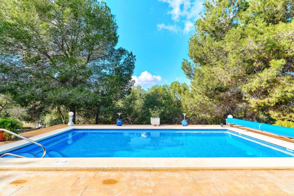 How to Use Video Content to Attract Pool Service Clients